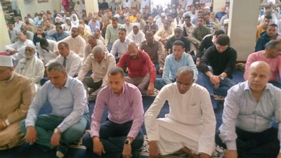 محافظ أسوان يؤدي صلاة الجمعة بمسجد المدينة بمركز نصر النوبة