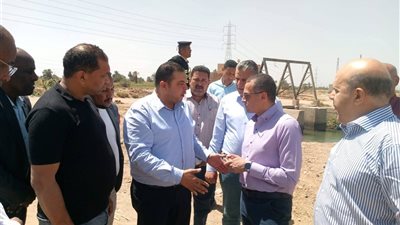 محافظ أسوان يتفقد أعمال رفع كفاءة الطريق الدائرى بلانة كلابشة 