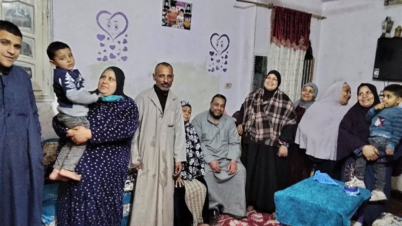 ادم شعبان بصحبة أسرته
