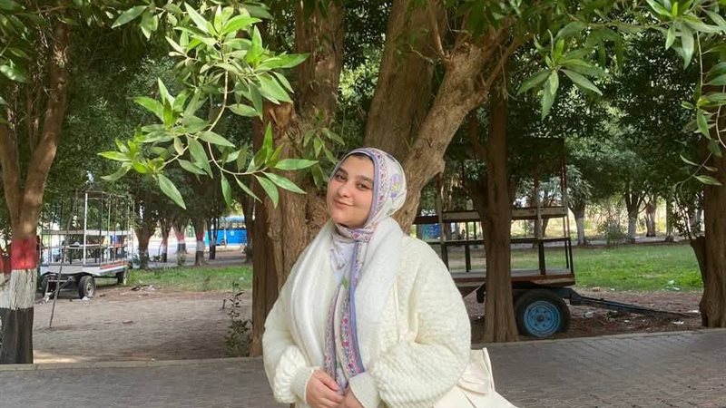 إحدى الطالبتين