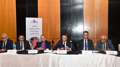 محافظ أسوان يناقش دور الإعلام في التأثير وصناعة السلام المجتمعي 