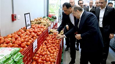 عقب جولته بسوق العبور.. رئيس الوزراء يتفقد فرع منفذ 