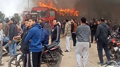 السيطرة على حريق نشب داخل سيارة محملة بالأقمشة بكرداسة
