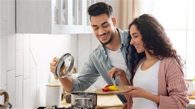 بعد قفل القهاوي 9.. العبي مع جوزك طاولة على غسيل المواعين ومذاكرة العيال