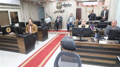 من داخل مركز سيطرة الشبكة الوطنية محافظ المنوفية يتابـع تنفيذ قرار الغلق