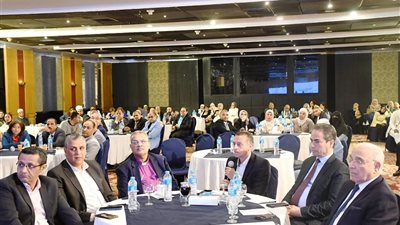 محافظ أسوان يشهد جلسة حوارية حول رؤية أسوان 2040 للتنمية المحلية