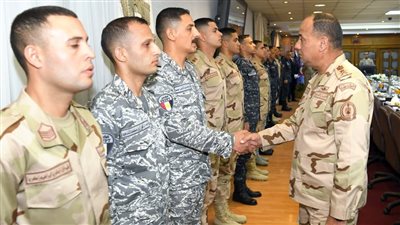 وزير الدفاع يلتقى عدداً من مقاتلي الأفرع الرئيسية للقوات المسلحة