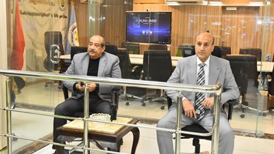 محافظ أسيوط من مركز السيطرة: الالتزام بمواعيد الغلق وتطبيق القانون بحسم