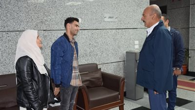 محافظ السويس يتابع العمل بالمركز التكنولوجي ويستجيب لطلب مواطن بمقابلته فورا