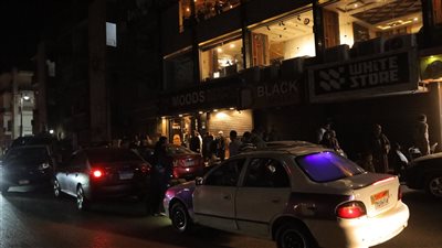 مدير أمن قنا يشرف ميدانيًا على تنفيذ قرار غلق المحال التجارية