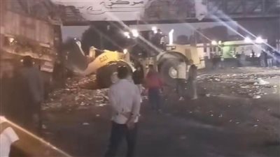 إزالة آثار حادث انقلاب سيارة محملة بالقمامة أعلى محور الأوتوستراد