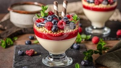 طريقة عمل بودينج بارد بالشوكولاتة البيضاء والفواكه في 10 دقائق