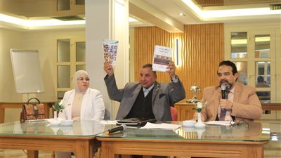 صالون سواسية الثقافي يحتفل بتوقيع النسخة الجديدة من كتاب «المحافظون» في السويس