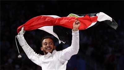 والد البطل محمد السيد: فرحتي لا توصف وأطالب الدولة برعاية تليق بإنجازه 