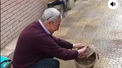 بين الانتماء والواقع: معلم يقاوم تراكم المياه في مدرسته بمجهود شخصي