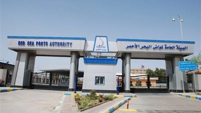 تداول 12 ألف طن بضائع و986 شاحنة بموانئ البحر الأحمر