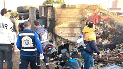 انقلاب سيارة محملة بالقمامة أعلى محور الأوتوستراد باتجاه حلوان