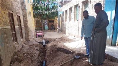 استكمال أعمال توصيل الغرف المنزلية للصرف الصحي بقرية ترعة ناصر جنوب اسنا