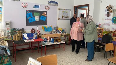 وكيل وزارة التعليم تتابع انتظام الدراسة وتؤكد المعلم أساس الانضباط 