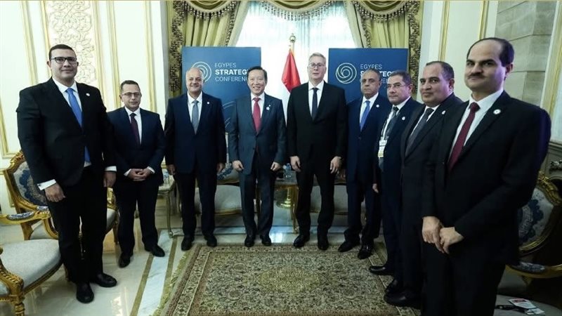 وزير البترول يبحث