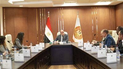وزير العمل يبحث مد مظلة الحماية الاجتماعية لعمال شركات الدليفري