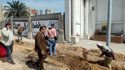 رئيس مدينة دمنهور يتابع ميدانيًا رفع مطابق وصفايات الأمطار