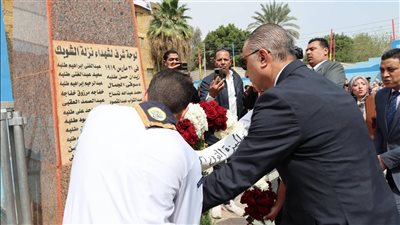 الأنصاري يضع إكليل الزهور على النصب التذكاري للشهداء بنزلة الشوبك بالبدرشين 