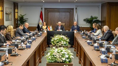 رئيس اقتصادية القناة: دعم مشروعات الطاقة النظيفة على رأس أولوياتنا