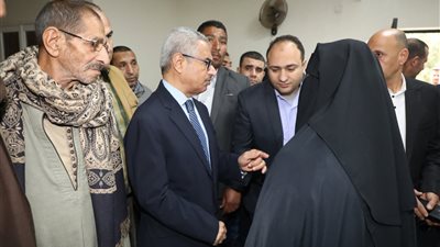 خلال زياراته الميدانية.. محافظ بني سويف يوجه بتسجيل بيانات ومطالب المواطنين