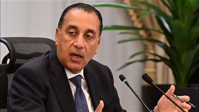 مدبولي يبدأ جولة تفقدية بعدد من الشركات الصناعية بالمنطقة الاستثمارية ببنها