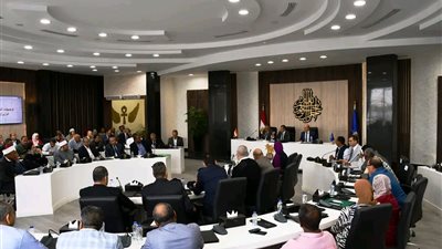 محافظ أسوان يوجه بتقديم كافة التيسيرات لإنهاء ملفات التقنين للمواطنين 