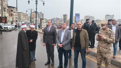 تحرك محافظ دمياط لمعاينة ميل مأذنة مسجد البحر ويوجه بازالة الهلال فورا