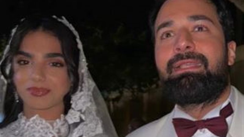 أحمد حاتم وفتاة بملابس