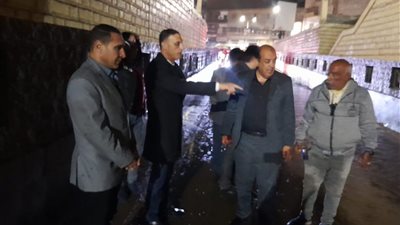 محافظ الغربية يقود جولة ليلية تحت الأمطار لمتابعة سحب المياه بشوارع طنطا