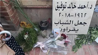 «جعل الشباب يقرأون».. حكاية «العراب» أحمد خالد توفيق في ذكرى وفاته
