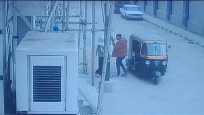 مشاجرة الأجرة.. سائق توك توك يتعدى على فتاة وسط الشارع بطهطا في سوهاج.. صور