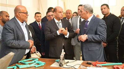 وزير العمل يسلم عقوداً لذوي الهمم ويتفقد مراكز التدريب بالإسماعيلية