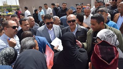 محافظ السويس يلتقي أهالي مدينة تعاونيات إسبيكو لمتابعة الخدمات