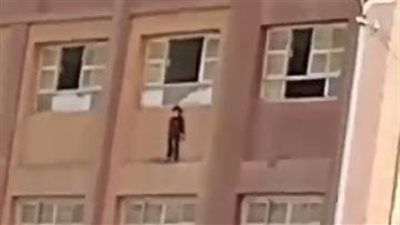 لعبة طفولية تتحول إلى خطر.. طالب يثير الذعر أعلى شرفة مدرسة بالقليوبية