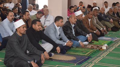 محافظ السويس يؤدي صلاة الجمعة بمسجد التنعيم وسط الأهالي منطقة تعاونيات اسبيكو 