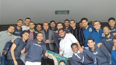 عميد طب أسيوط يشارك طلاب الدفعة 64احتفالاتهم بانتهاء أعمال الامتحانات 