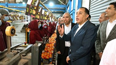 رئيس الوزراء يتفقد محطة الصواف لتعبئة الموالح والحاصلات الزراعية بينها 
