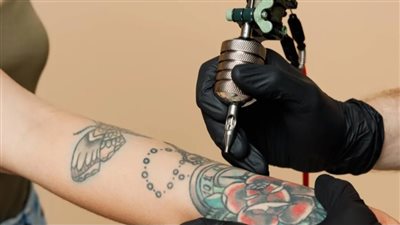 قبل ما تعمل تاتو.. المخاطر الصحية للوشم التي لا يخبرك بها أحد