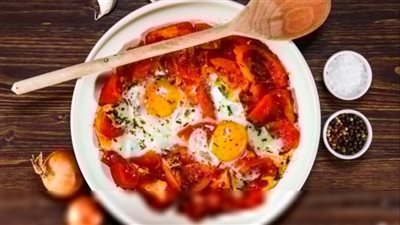 طريقة عمل شكشوكة بالبصل والطماطم في الفرن بطعم شهي وسهل