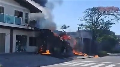 مقتل 4 أشخاص بعد تحطم طائرة صغيرة فوق مطعم مغلق في البرازيل 