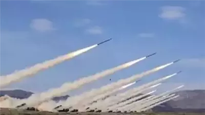 تصعيد خطير في لبنان.. غارات إسرائيلية على صور وأعمدة دخان كثيفة تغطي السماء