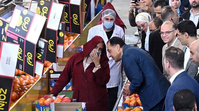 مدبولي يتفقد المنتجات