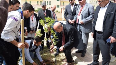 رئيس جامعة بنى سويف يشارك في مبادرة «التشجير» دعمًا لقضايا المناخ