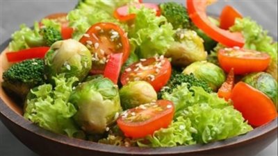 سلطة الخضار بالسمسم والعسل وصفة صحية بطعم مميز وسريع التحضير