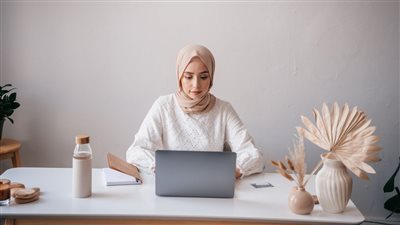 العمل من المنزل يدخل حيز التنفيذ.. هاني محمود: يوفر الوقود ويرفع الكفاءة
